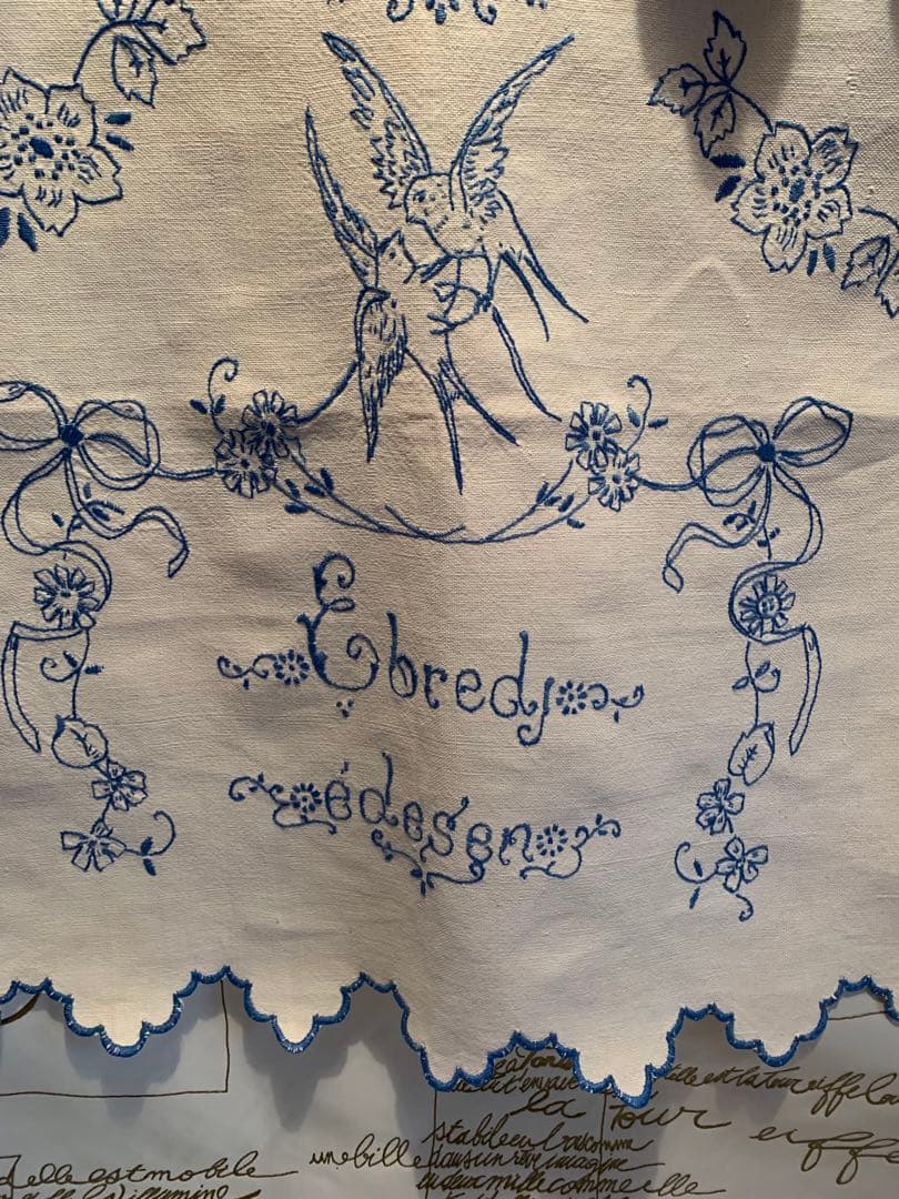 フランスアンティーク　可愛い燕2羽とガーランドがブルーの糸で刺繍された素敵な布！