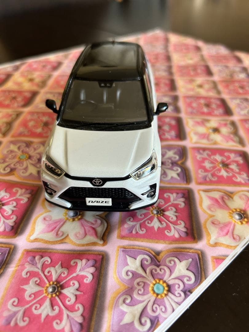 トヨタ RAIZE ホワイト/ブラック ミニカー　箱なし